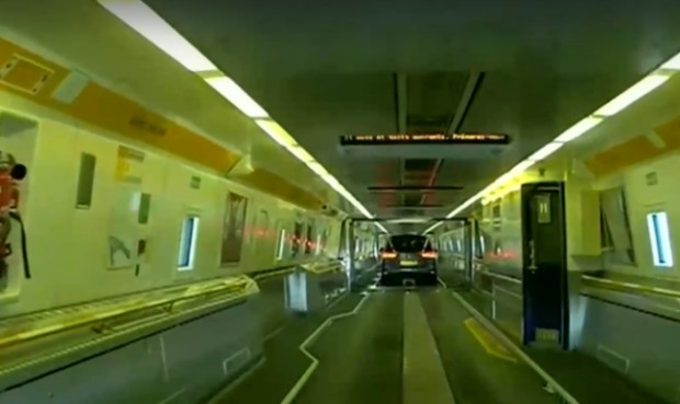 Десетки пътници останаха блокирани в продължение на часове в тунела