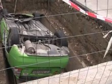 Кола пропадна в изкоп на "Топлофикация" в столицата