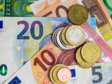 Еврото падна под паритета на долара