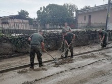 Военни помагат на жителите на Карлово след наводненията