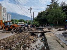 Частичното бедствено положение в Карлово продължава, десетки доброволци помагат