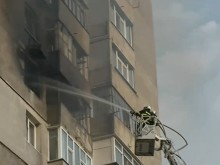 Голям пожар гори в жилищен блок в Шумен