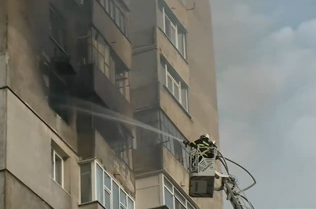 Голям пожар в жилищен блок в Шумен Всички живущи са