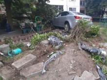 Кола блъсна велосипедист в Кършияка и се вряза в детска площадка