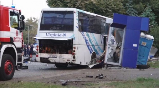 Инцидентът е станал около 05.00 ч. Автобус с мигранти блъсна патрулка