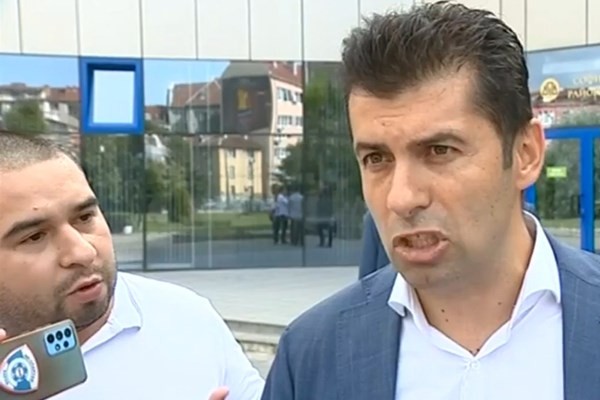 Журналистът, сръчкан с лакът от Кирил Петков заради въпрос за Лена Бориславова: Уговорихме си боксов мач!