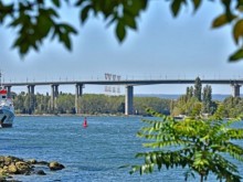 Полицаи спасиха самоубиец преди да скочи от Аспаруховия мост! Напълнил раницата си с камъни!