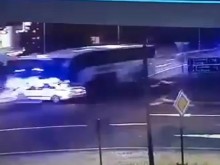Вижте как автобусът с бежанци помита патрулката