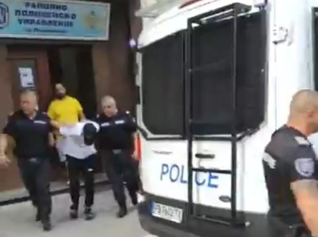 Полицаи изведоха шофьора на автобуса от ареста на РУ Първомай
