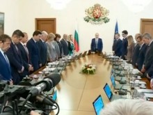 Заседанието на служебното правителство започна с минута мълчание в памет на загиналите полицаи