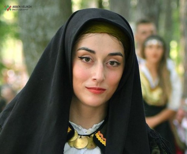 Фотография на българка облечена в носия на Фестивала на фолклорната