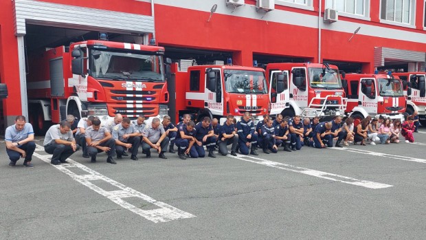 С вой на сирени и едноминутно мълчание бургаските пожарникари почетоха