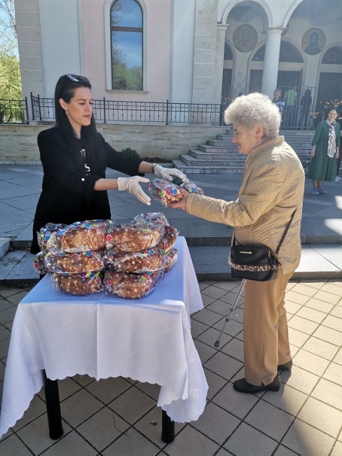 Козунаци и шарени яйца по повод Божието Възкресение раздаваха в Ловеч