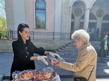 Козунаци и шарени яйца по повод Божието Възкресение раздаваха в Ловеч