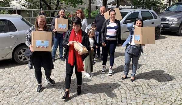 Веска Ненчева и социалисти от Карлово зарадваха с козунаци децата от центъра за настаняване от семеен тип в града