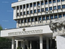 МвНР: Настаняването на детето в социална институция е предприето като временна мярка, поради липсата на адресна регистрация на майката и налични средства