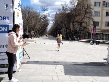 Българка победи с дете на ръце на Старозагорския маратон