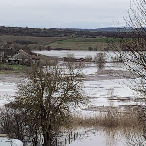 Скъсала се е дига в село Кадиево