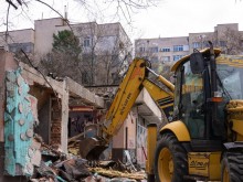 Община Благоевград започна събарянето на опасна постройка в ж.к. "Запад"