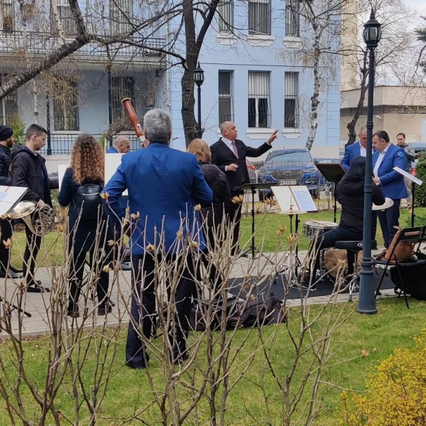 На Световния ден на здравето Софийски духов оркестър направи музикална изненада на екипа на УМБАЛСМ "Н. И. Пирогов"