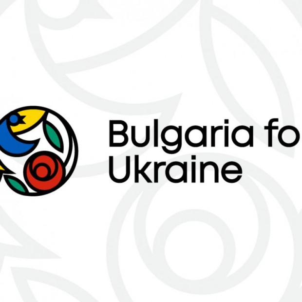 Украински доброволци правят и пакетират сандвичи за своите сънародници в кухнята на хотел в Балчик