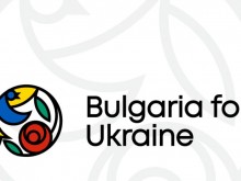 Украински доброволци правят и пакетират сандвичи за своите сънародници в кухнята на хотел в Балчик