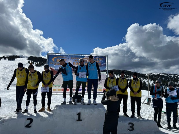Състезателите в първия турнир по снежен волейбол на връх "Перелик" получиха грамоти