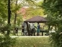 Жестока агресия в пловдивски парк! Младежи налетяха на мъж и не пропуснаха да се снимат
