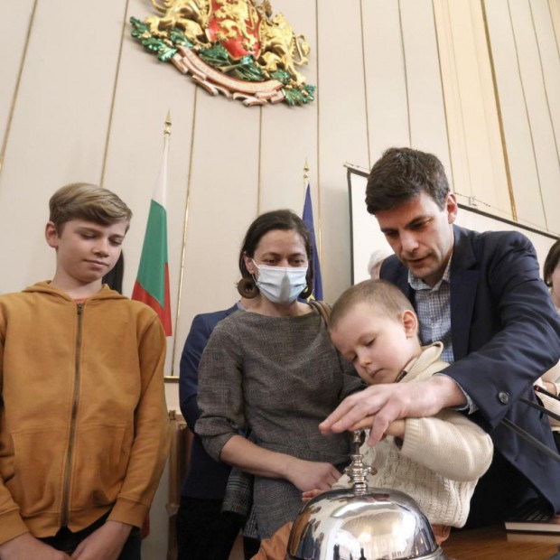 Тригодишният Андрей даде началото на "пленарното заседание" в Деня на отворени врати на Народното събрание