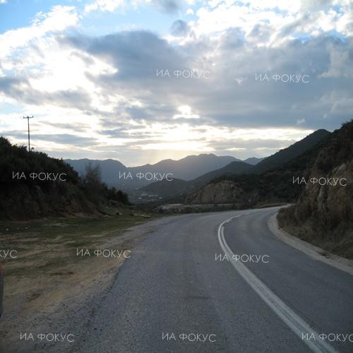 Временно е ограничено движението и в двете посоки по път II-73 Карнобат – Шумен при км 62 в района на Прилеп поради ПТП