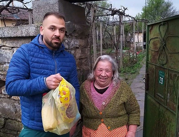 Самотно живеещи възрастни хора получиха пакети с хранителни продукти от младежите от ГЕРБ – Стара Загора