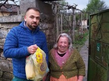 Самотно живеещи възрастни хора получиха пакети с хранителни продукти от младежите от ГЕРБ – Стара Загора