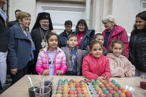 Митрополит Киприан благослови първите боядисани яйца от малките ръце на децата от детските градини