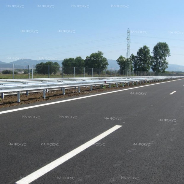 Временно движението при км 15 на автомагистрала "Хемус" в посока София е в една лента поради пътнотранспортно произшествие