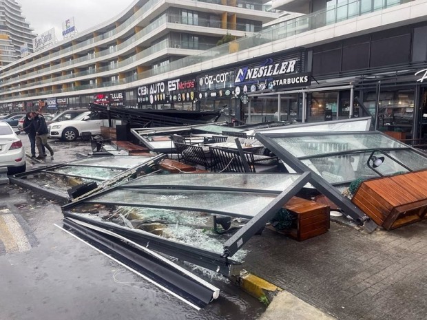 Daily Sabah: Шест души са загинали в резултат на лошото време в Турция