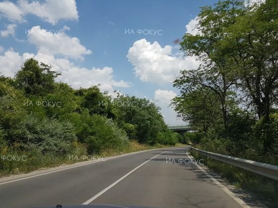 Временно движението по път II-66 Сливен – Нова Загора в района на разклона за Коньово се осъществява в една лента поради аварирал автомобил
