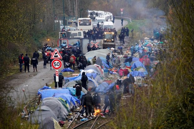 Reuters: Френската полиция разчисти мигрантски лагер в района на Дюнкерк