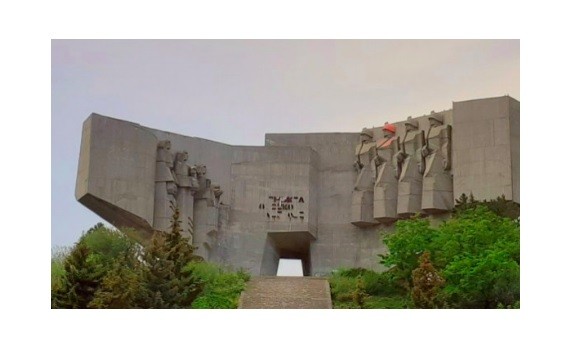 Областна администрация - Варна затваря всички открити пролуки на паметника на Българо-съветската дружба, заради зачестили сигнали за влизане на младежи в монумента