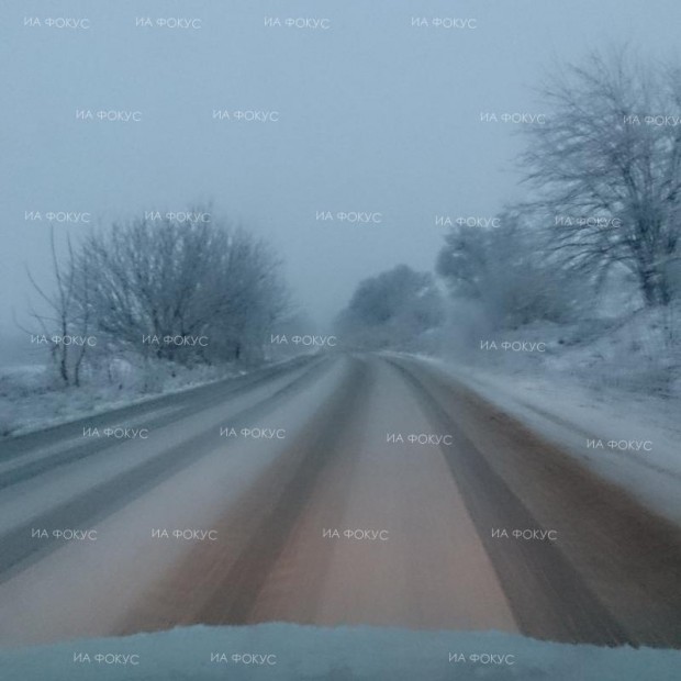Незначителна снежна покривка се е образувала в Добрич, пътните настилки са мокри и хлъзгави