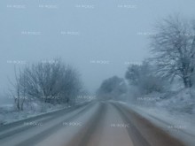 Незначителна снежна покривка се е образувала в Добрич, пътните настилки са мокри и хлъзгави