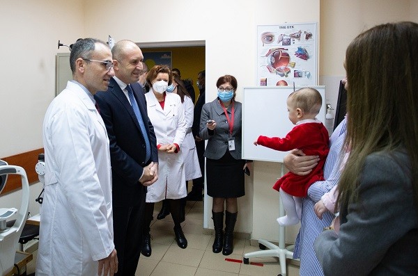 Президентът Румен Радев даде началото на деветнадесетото издание на "Българската Коледа" в подкрепа на децата, нуждаещи се от спешна помощ и интензивно лечение