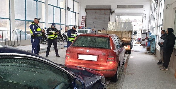 Пътна полиция в Смолян проверява техническата подготовка на автомобилите за зимния сезон
