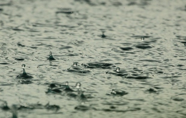 Силен дъжд, придружен с гръмотевици, вали в Добрич