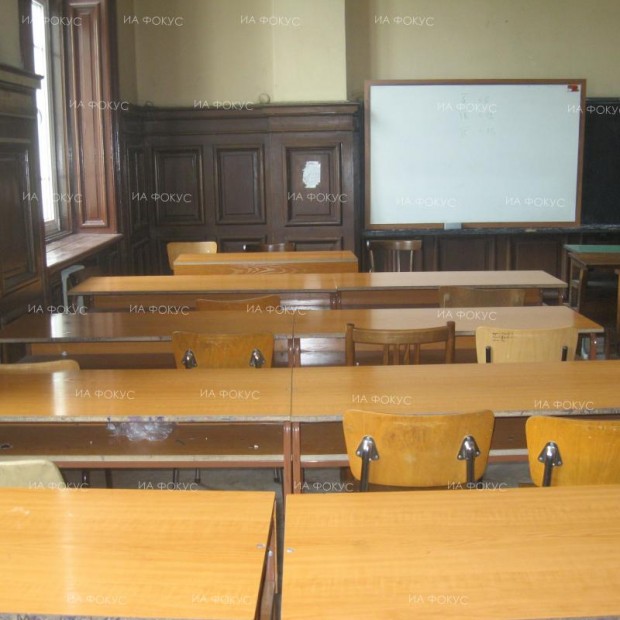Учениците от V до XII клас в няколко общини от област Бургас преминават на ротационен принцип от днес