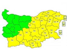 НИМХ: Жълт код за обилни валежи е в сила за 19 области в страната, в 7 от тях се очаква и силен вятър