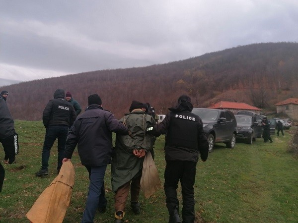 Задържан е издирваният въоръжен мъж от село Сърница