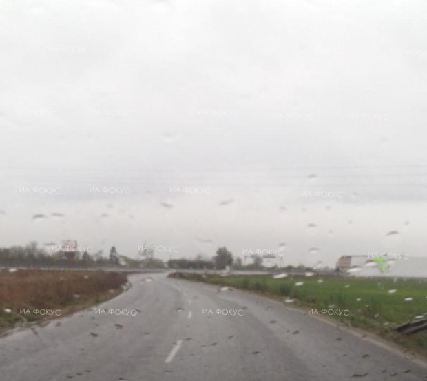 Мокри и хлъзгави са пътните настилки в област Бургас