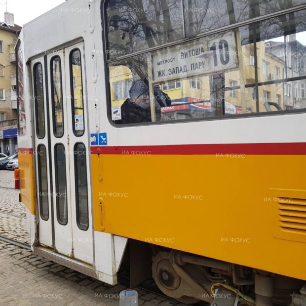 Възстановено е движението на трамвайните мотриси през пл. "Македония"