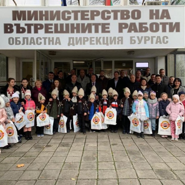 Коледарчета от детска градина "Раковина" в Бургас поздравиха служителите на полицията в града