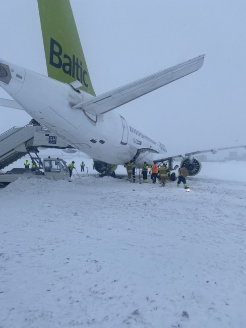 ТАСС: Самолетът с латвийския външен министър излязъл от пистата в Рига поради изключително лошото време